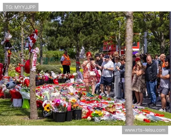 安菲尔德温情一幕，若塔幼子担任球童获全场致敬