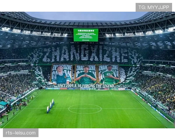 看台趣事：科隆球迷巨型TIFO致敬已故俱乐部传奇